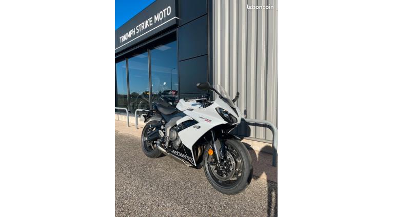 TRIUMPH 	DAYTONA 660