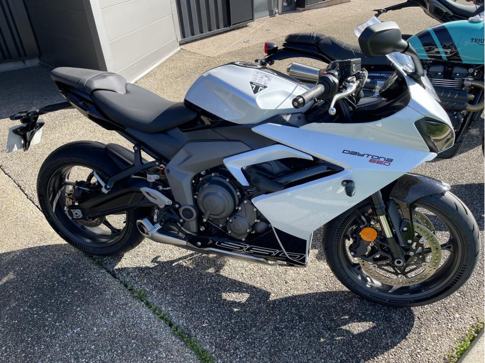 TRIUMPH 	DAYTONA 660