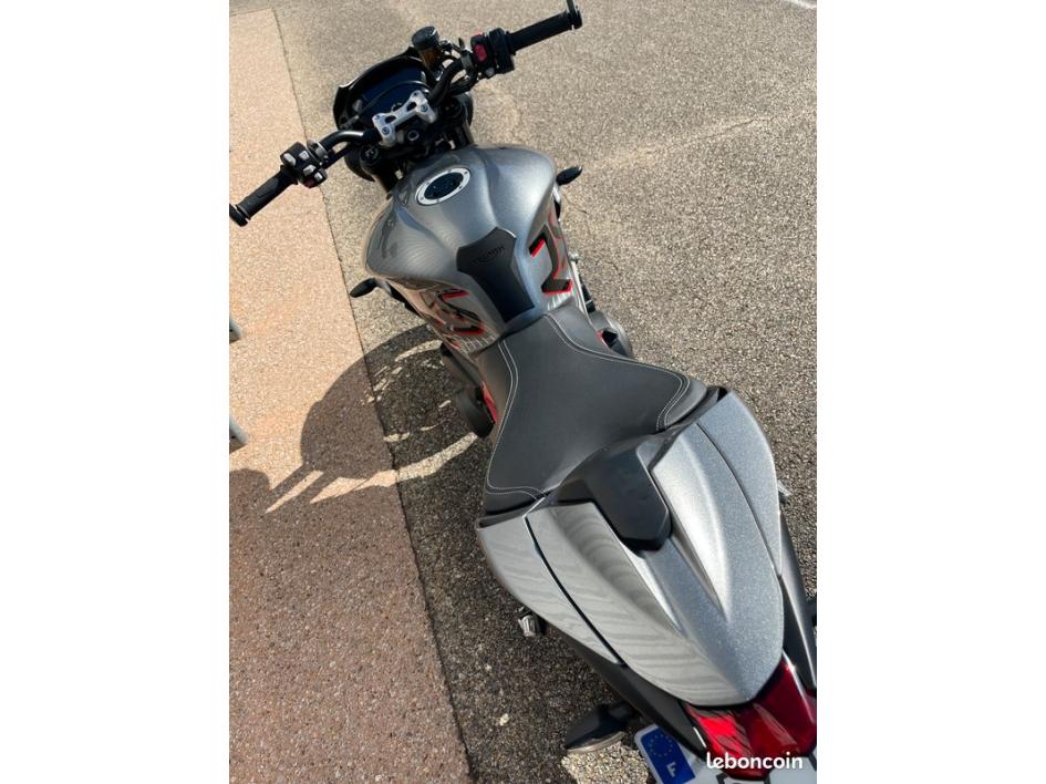 TRIUMPH STREET TRIPLE 765 RS